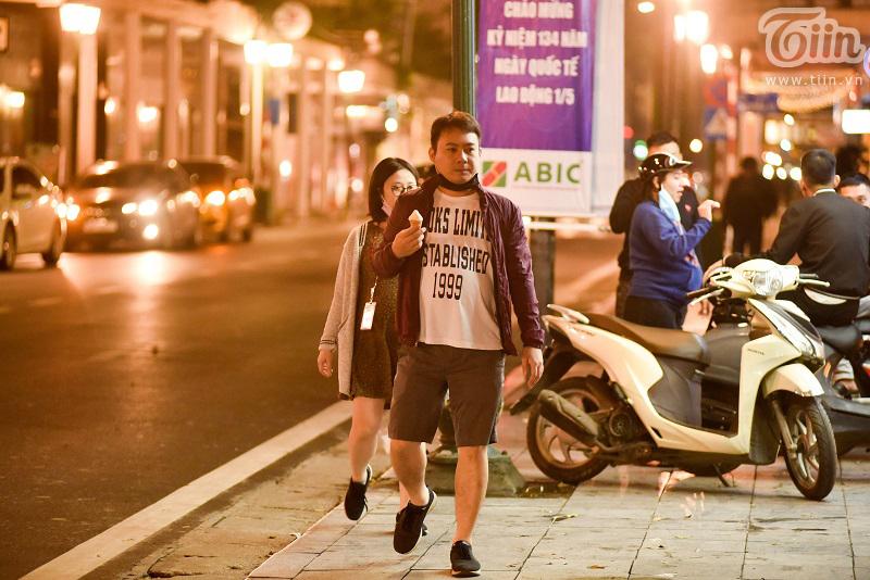 Buổi tối đầu tiên sau cách ly, giới trẻ Hà Nội lên phố ăn kem Tràng Tiền, ngắm Hồ Tây dù trời rét lạnh-10