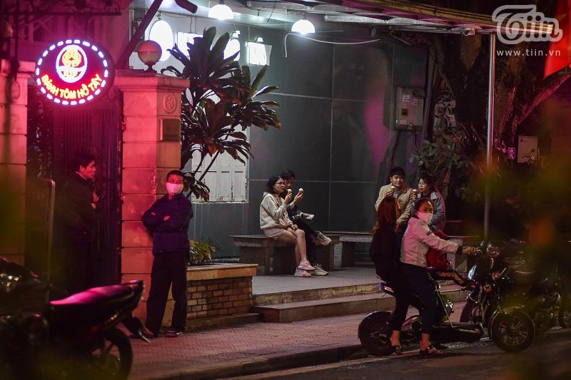 Buổi tối đầu tiên sau cách ly, giới trẻ Hà Nội lên phố ăn kem Tràng Tiền, ngắm Hồ Tây dù trời rét lạnh-13