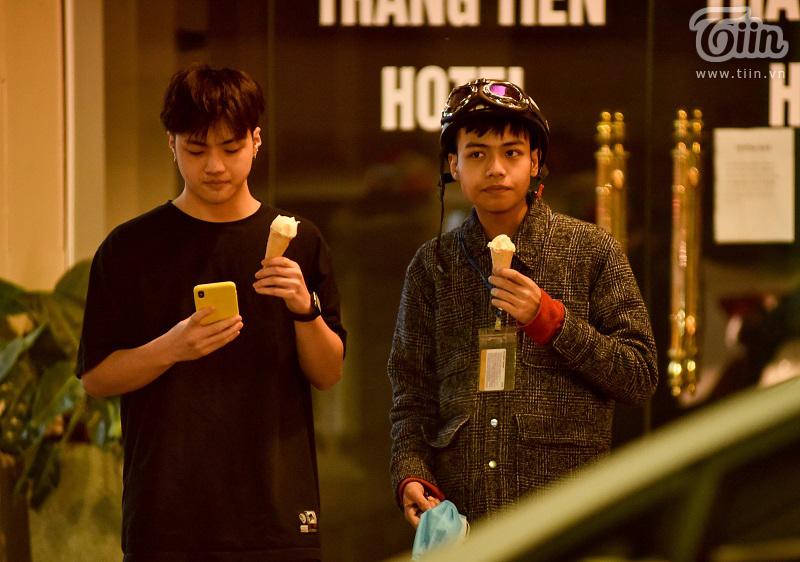 Buổi tối đầu tiên sau cách ly, giới trẻ Hà Nội lên phố ăn kem Tràng Tiền, ngắm Hồ Tây dù trời rét lạnh-14