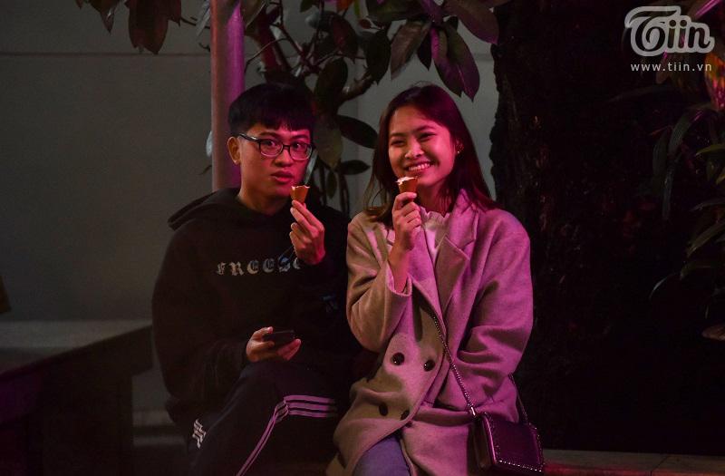 Buổi tối đầu tiên sau cách ly, giới trẻ Hà Nội lên phố ăn kem Tràng Tiền, ngắm Hồ Tây dù trời rét lạnh-16