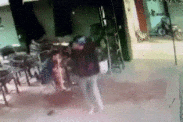 Thanh niên trêu ghẹo nữ nhân viên trẻ để rồi lĩnh trọn cốc nước vào mặt và cái kết tê tái