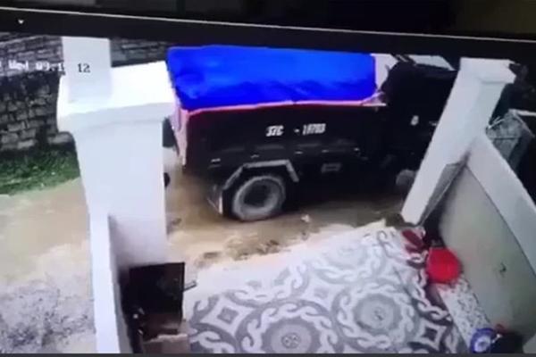 Ông ngoại cháu bé bị xe tải tông trúng rồi giấu xác phi tang: Sau khi gây tai nạn, nó một mực chối cãi, còn phụ giúp xới cát tìm thi thể-5