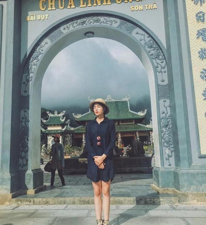 Hương Tràm bị dân mạng công khai nhắc nhở vì đi chùa mà ăn mặc phản cảm-8