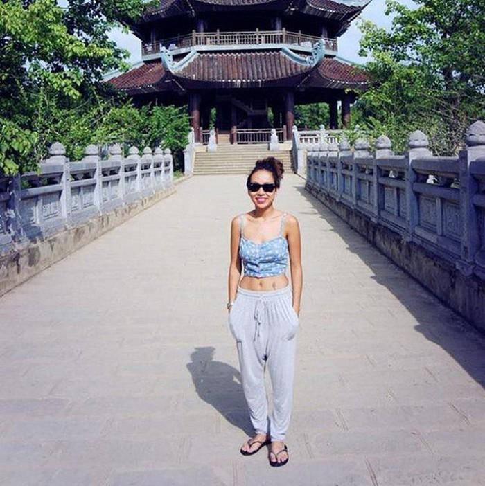 Hương Tràm bị dân mạng công khai nhắc nhở vì đi chùa mà ăn mặc phản cảm-11