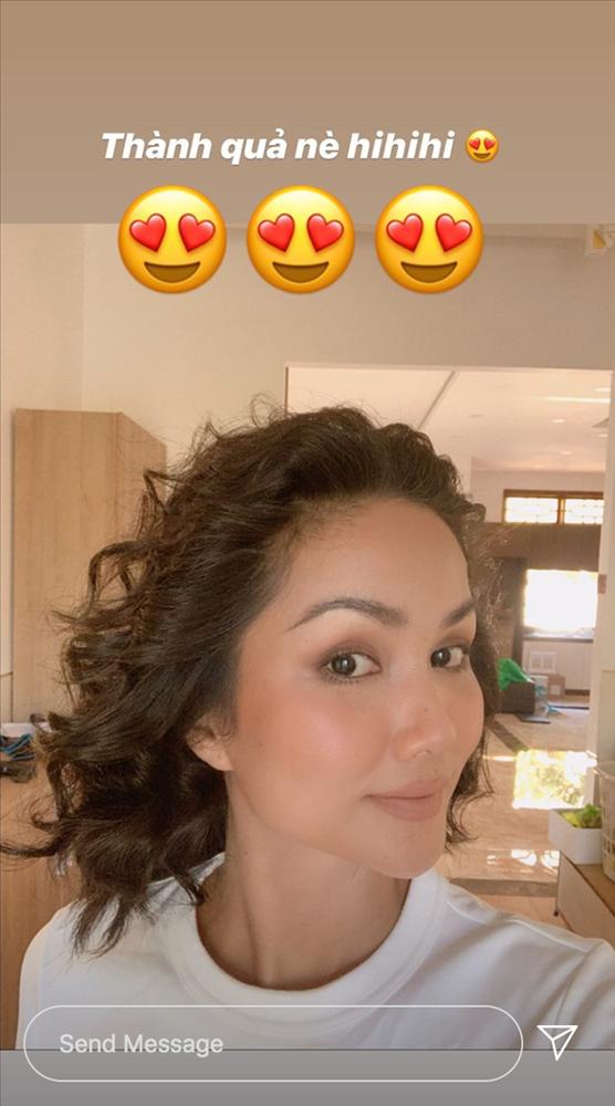 Về quê tránh dịch, HHen Niê dùng khăn buộc rèm để làm tóc xoăn và thành quả khá bất ngờ-3