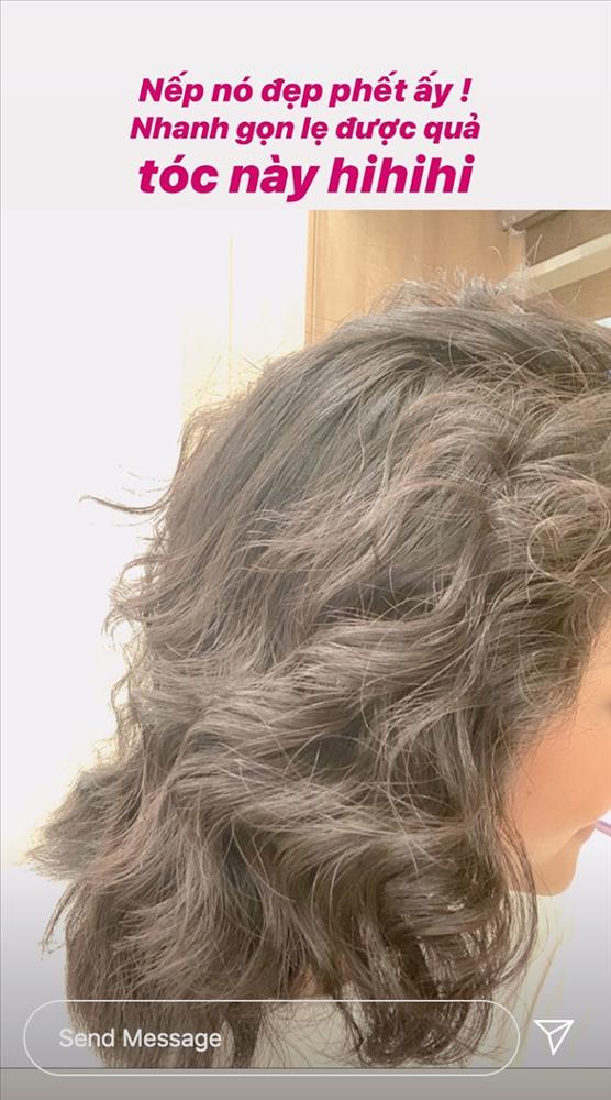 Về quê tránh dịch, HHen Niê dùng khăn buộc rèm để làm tóc xoăn và thành quả khá bất ngờ-4