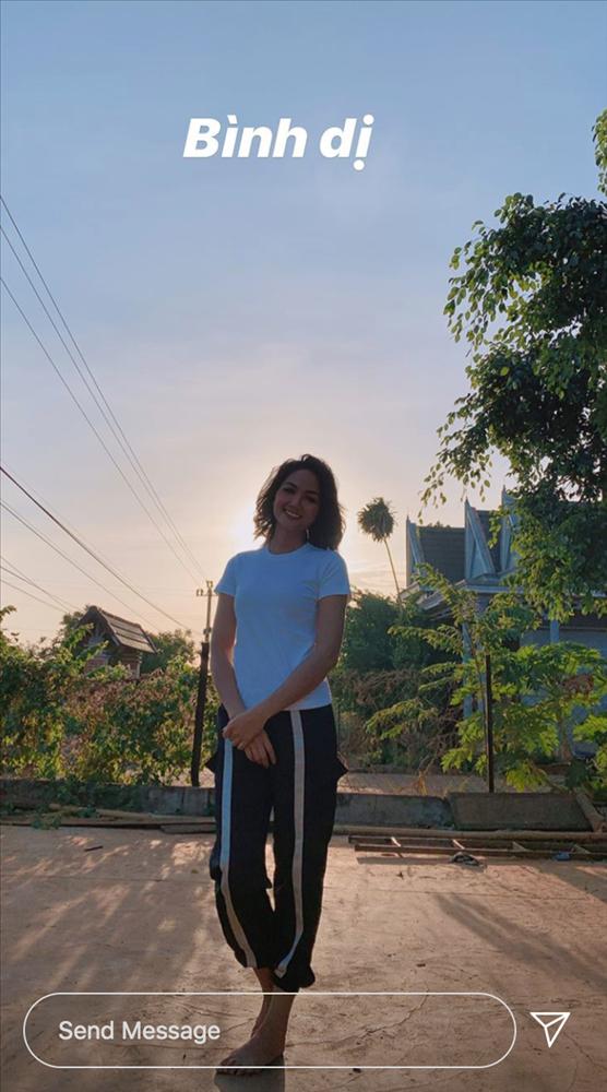 Về quê tránh dịch, HHen Niê dùng khăn buộc rèm để làm tóc xoăn và thành quả khá bất ngờ-6