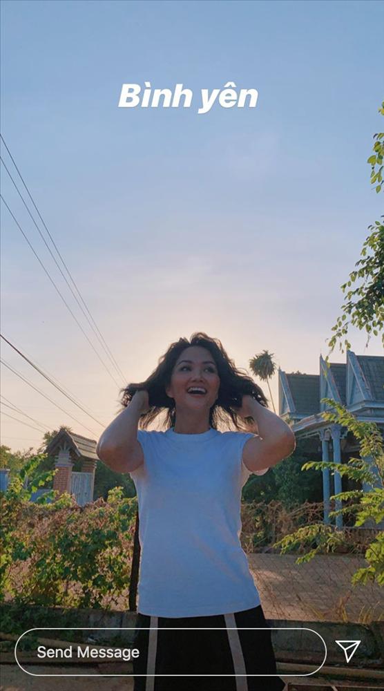 Về quê tránh dịch, HHen Niê dùng khăn buộc rèm để làm tóc xoăn và thành quả khá bất ngờ-7