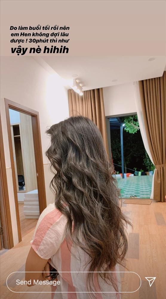 Về quê tránh dịch, HHen Niê dùng khăn buộc rèm để làm tóc xoăn và thành quả khá bất ngờ-8