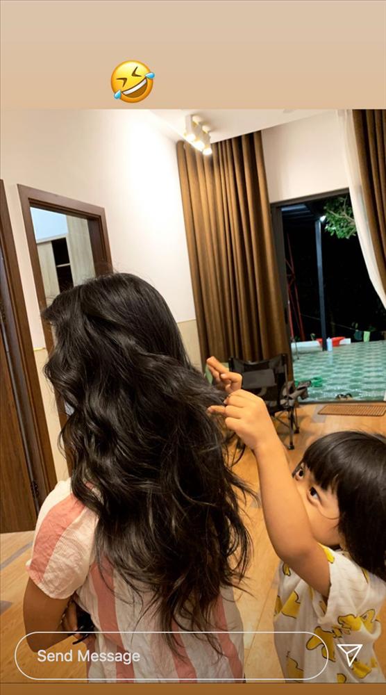 Về quê tránh dịch, HHen Niê dùng khăn buộc rèm để làm tóc xoăn và thành quả khá bất ngờ-9