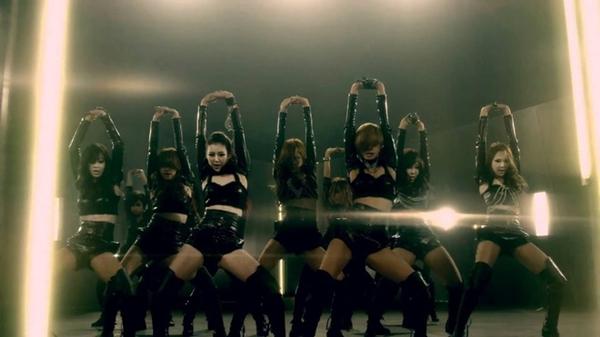 Dr. Feel Good (Raina): Dr. Feel Good có thể được liệt vào danh sách những màn trình diễn vũ đạo sexy nhất Kpop. Với trang phục như những nữ chiến binh, các cô gái nhóm Raina thực hiện những động tác phô diễn sự gợi cảm bằng mọi cách, từ lăn lê, lắc hông, xoạc chân đến uốn éo ngay trên sân khấu. Nhiều khán giả phải kinh ngạc vì phần thể hiện của nhóm.