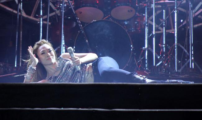 Vừa nằm vừa hát: Kiểu dáng mới được ưa chuộng của loạt ca sĩ Việt?-2