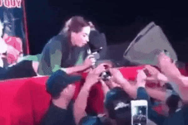 Vừa nằm vừa hát: Kiểu dáng mới được ưa chuộng của loạt ca sĩ Việt?-1