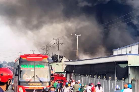 Đang cháy rất lớn tại công ty bao bì ở Cái Bè