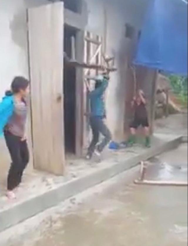 Clip: Con trai lớn cầm ghế phang mẹ già gục tại chỗ, con trai thứ đứng quay hình cổ vũ-1