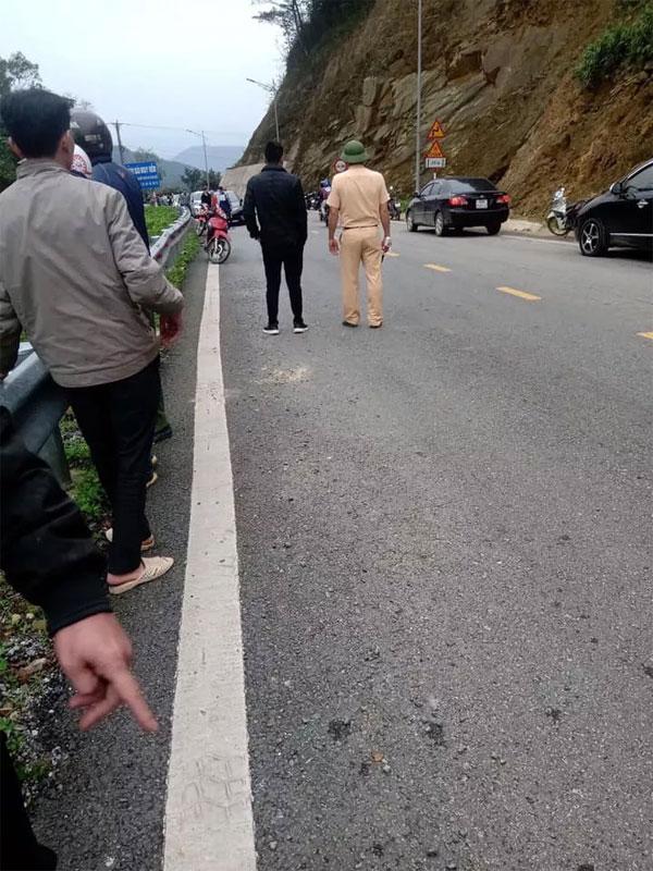 Ô tô đâm xe máy rồi lao xuống vực ở Tam Đảo, 4 người tử vong-2