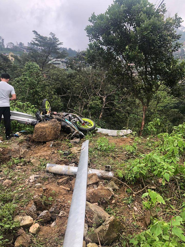 Ô tô đâm xe máy rồi lao xuống vực ở Tam Đảo, 4 người tử vong-1