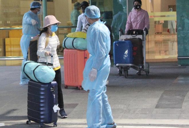 Sân bay Cần Thơ đón 105 công dân từ Indonesia về nước cách ly-2