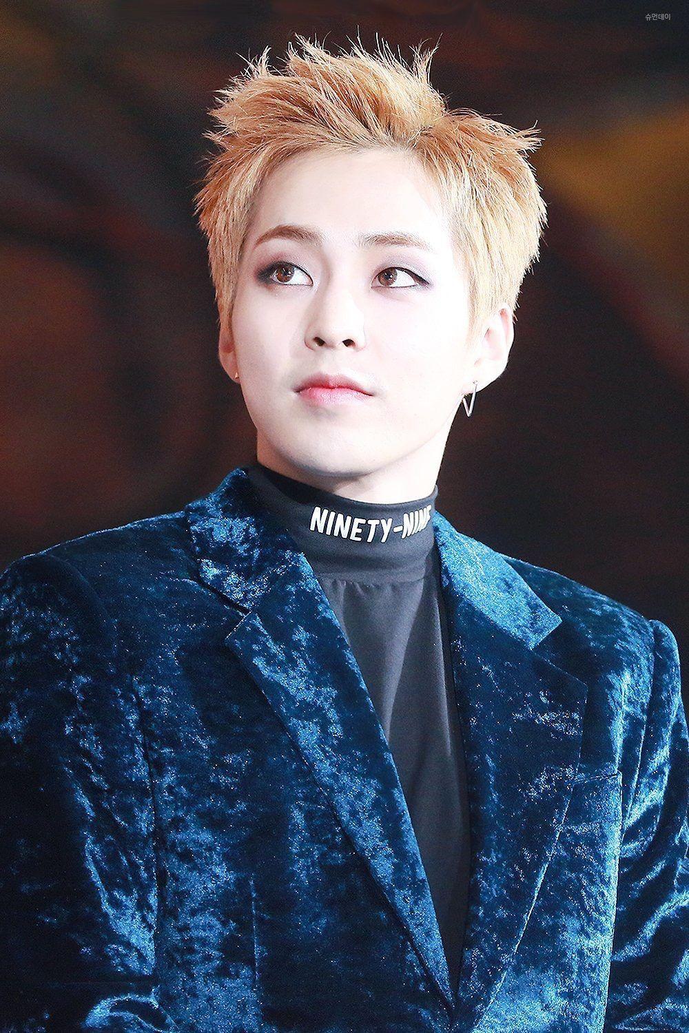 Xiumin (EXO): Xiumin từng thử giọng tại JYP vào năm 2008 nhưng không nhận được 