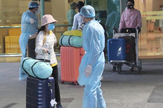 Sáng 27/4 không có ca mắc COVID-19 mới, phi công người Anh đã âm tính trở lại