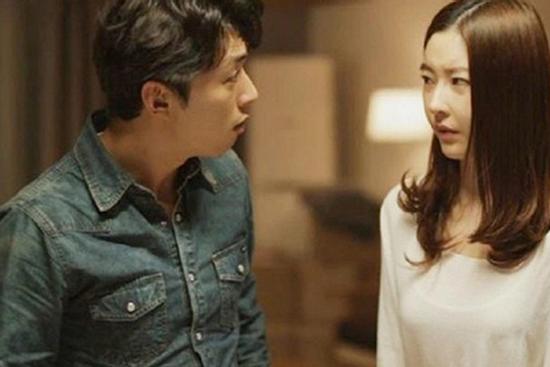 Thấy hộp quà chồng giấu trong túi áo, tôi mừng rỡ vì nghĩ chồng muốn tạo bất ngờ cho vợ, nào ngờ...