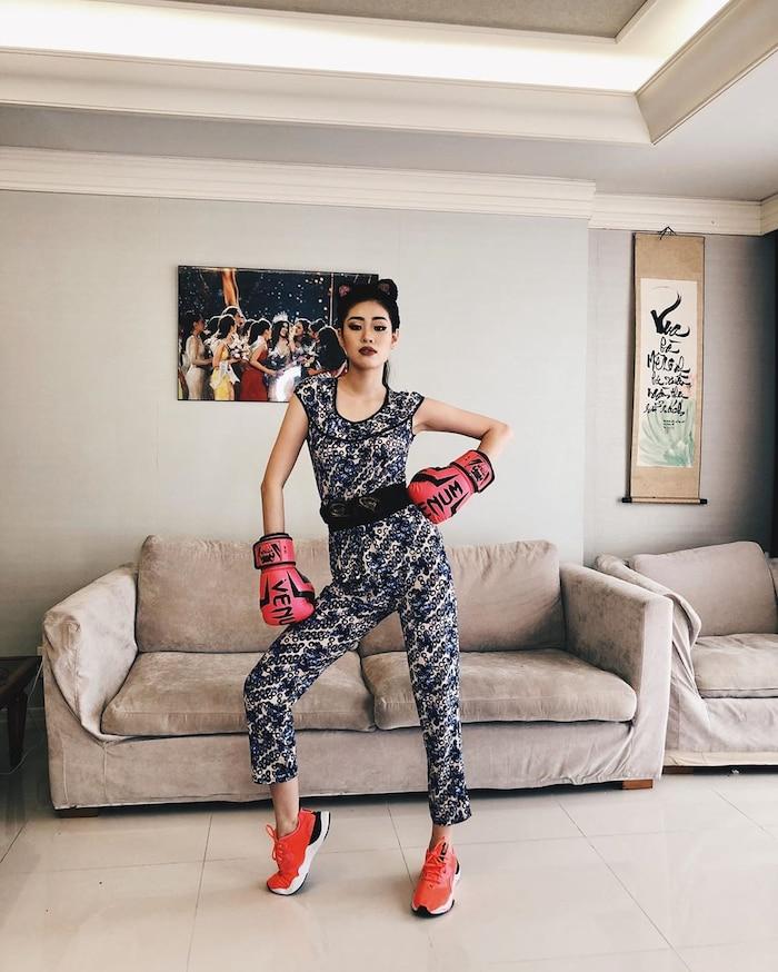 Hoa hậu Khánh Vân thử nâng tầm sang chảnh cho 3 bộ thun lạnh mượn của mẹ theo cách không giống ai-5