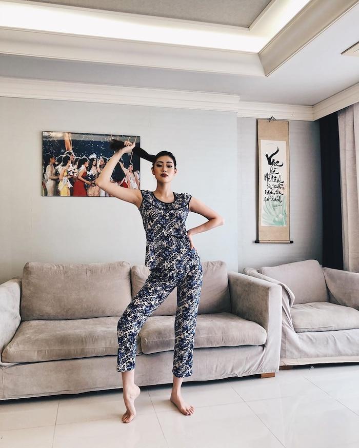 Hoa hậu Khánh Vân thử nâng tầm sang chảnh cho 3 bộ thun lạnh mượn của mẹ theo cách không giống ai-7