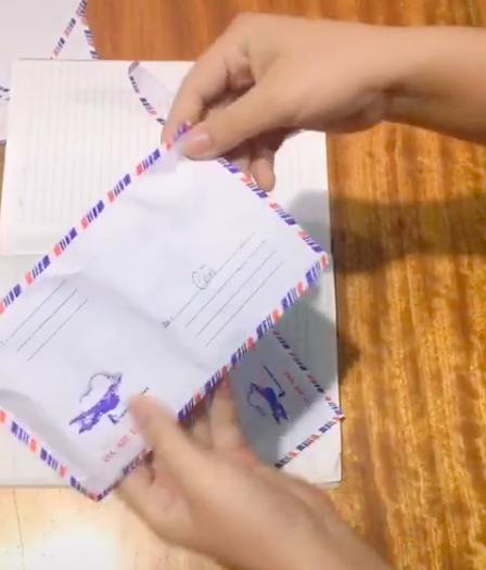 Cô dâu bóc phong bì mừng cưới 4 trong 1 của người yêu cũ, thất kinh khi thấy tờ tiền bên trong-1