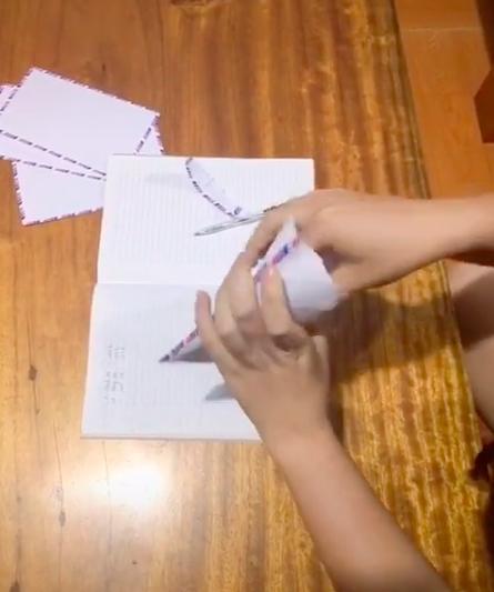 Cô dâu bóc phong bì mừng cưới 4 trong 1 của người yêu cũ, thất kinh khi thấy tờ tiền bên trong-2