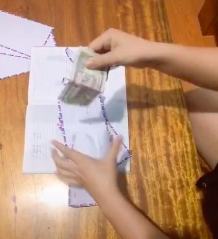 Cô dâu bóc phong bì mừng cưới 4 trong 1 của người yêu cũ, thất kinh khi thấy tờ tiền bên trong-3