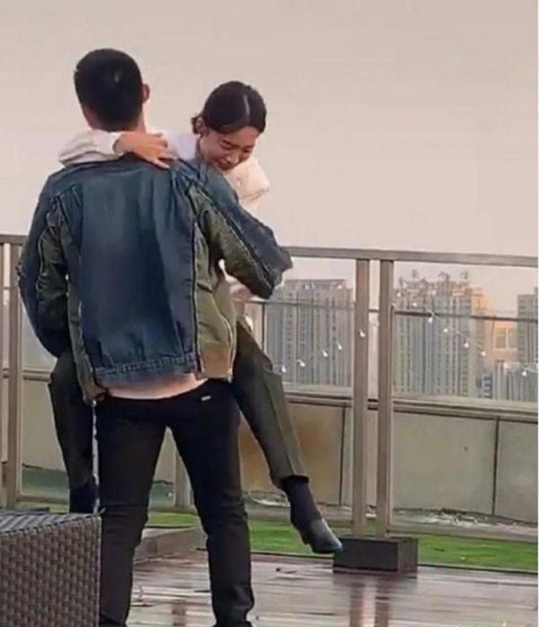 Lộ ảnh Hoàng Cảnh Du ôm Lý Thấm ở tư thế nhạy cảm, fan ngượng thay 2 nhân vật chính-5