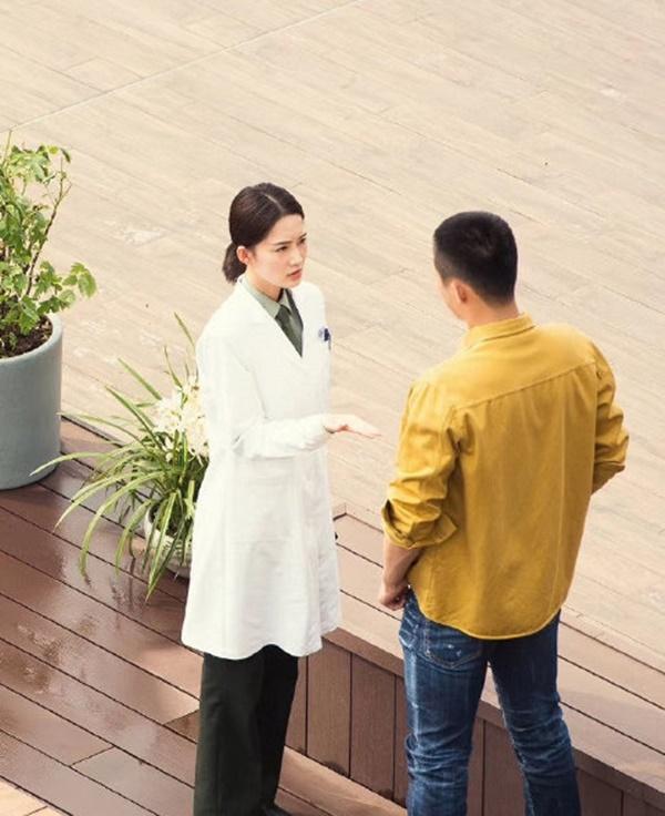 Lộ ảnh Hoàng Cảnh Du ôm Lý Thấm ở tư thế nhạy cảm, fan ngượng thay 2 nhân vật chính-7