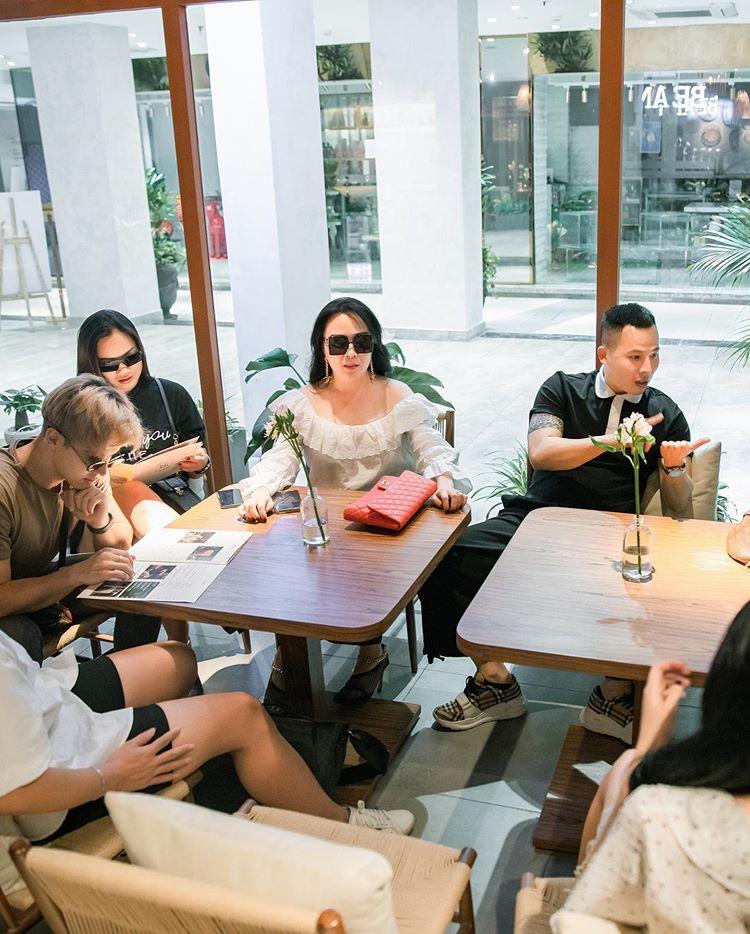 Gọi Vũ Khắc Tiệp là em gái, Phượng Chanel lỡ miệng nói thật về giới tính ông bầu?-2