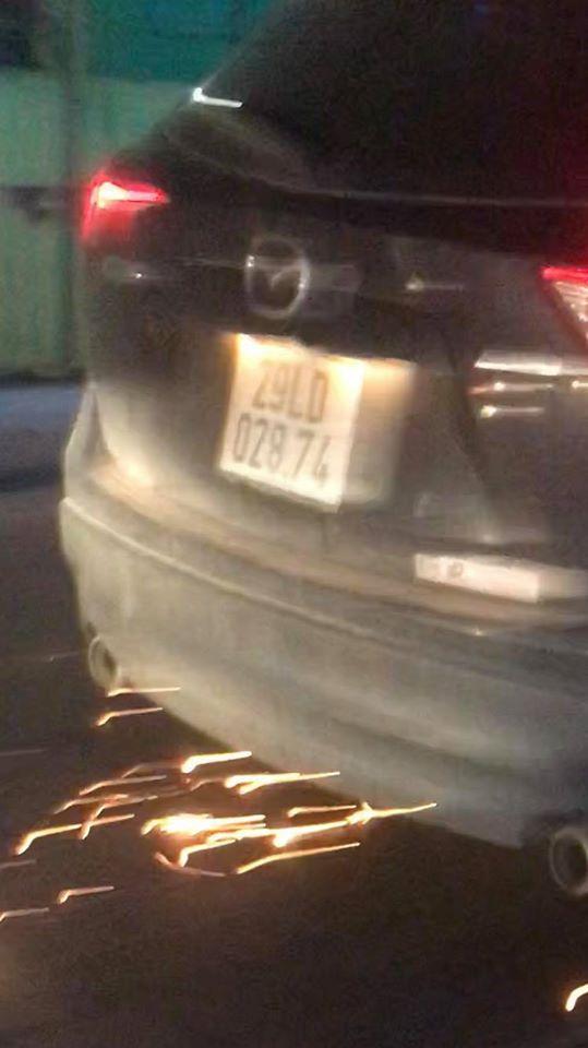 Clip: Tài xế tông người đi xe đạp điện rồi điên cuồng bỏ chạy, kéo lê xe tóe lửa trên đường-4