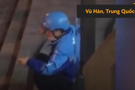 Shipper bật khóc, ngồi lề đường ăn bánh sinh nhật được người lạ tặng