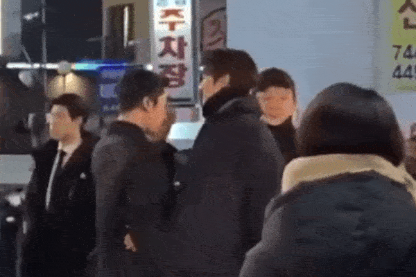 2 mỹ nam phim Quân Vương Bất Diệt: hoàng đế mê dựa vai bạn diễn nữ, cận vệ thích sà vào lòng bạn diễn nam-2