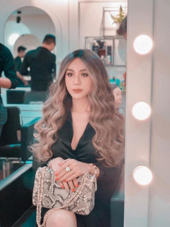 Lâm Khánh Chi bất ngờ nổi loạn với tóc bạch kim ở tuổi 43-4