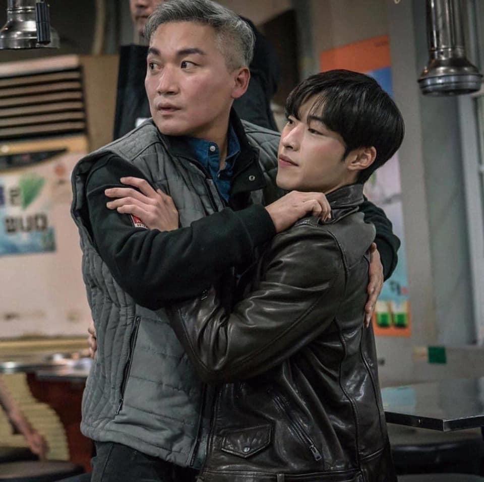 2 mỹ nam phim Quân Vương Bất Diệt: hoàng đế mê dựa vai bạn diễn nữ, cận vệ thích sà vào lòng bạn diễn nam-8