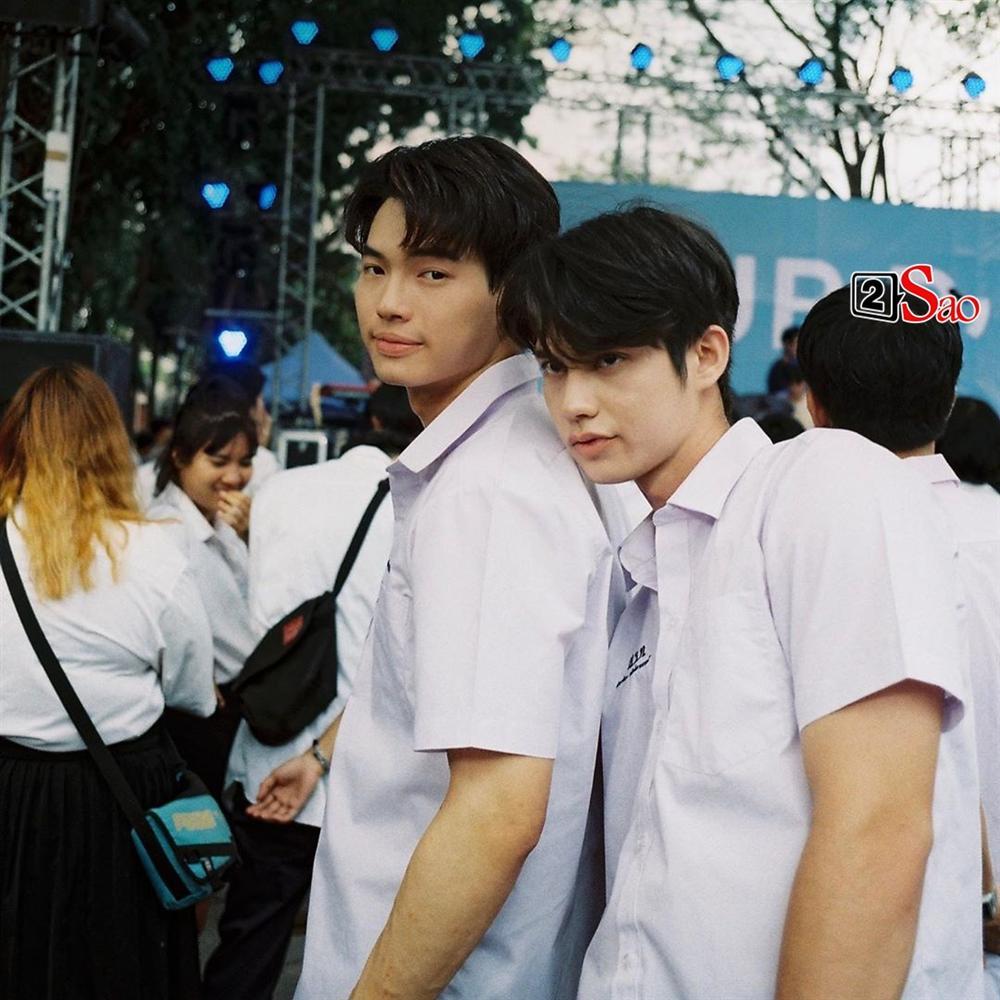 Bông hồng lai Việt gây sốt vì chụp hình cùng cặp hotboy đam mỹ Bright - Win-14