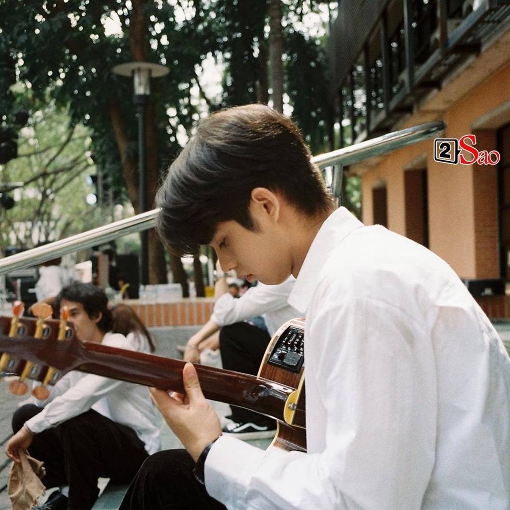 Bông hồng lai Việt gây sốt vì chụp hình cùng cặp hotboy đam mỹ Bright - Win-15