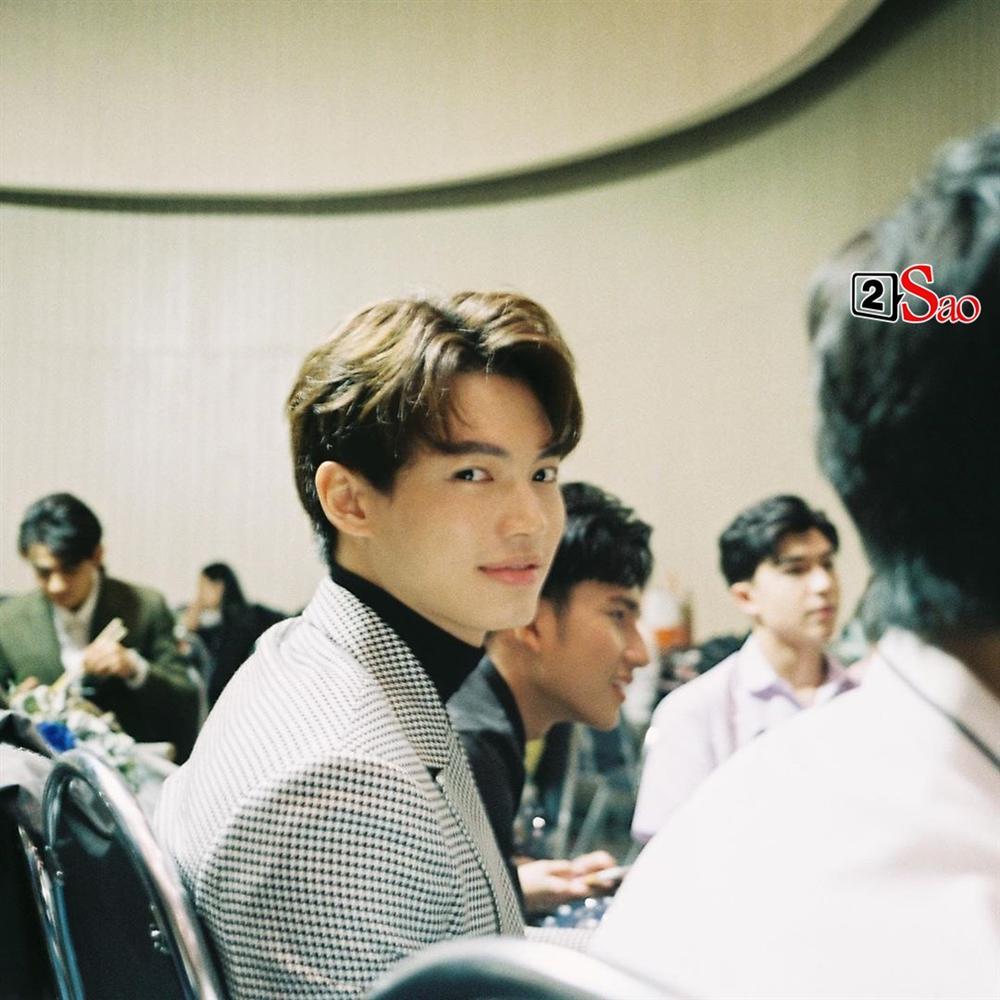 Bông hồng lai Việt gây sốt vì chụp hình cùng cặp hotboy đam mỹ Bright - Win-17