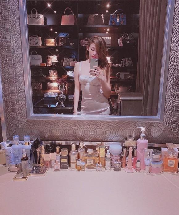 Huyền Baby khoe body mướt mắt cũng chẳng hot bằng tủ đồ hiệu chất như núi phía sau-3