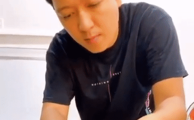 Nấu ăn cho Nhã Phương, hành động phủi tay vào quần của Trường Giang gây chú ý-1