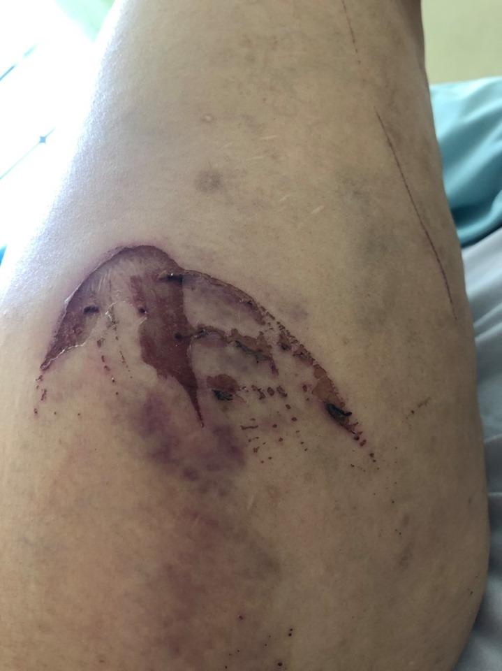 Một phụ nữ bị người tình phi công trẻ dùng mã tấu chém gục, kéo ra giữa sân lột đồ-3