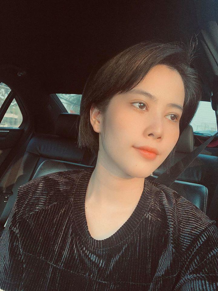 Quay về tuổi 18 với tóc ngắn, Nam Em làm dân tình tiếc nuối mái tóc Hoa khôi một thời-1