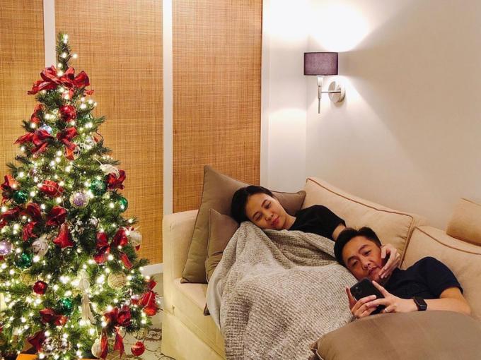 Đàm Thu Trang luôn bên chồng vào các dịp đặc biệt. Cô tận hưởng Giáng sinh ấm áp tại nhà cùng ông xã.