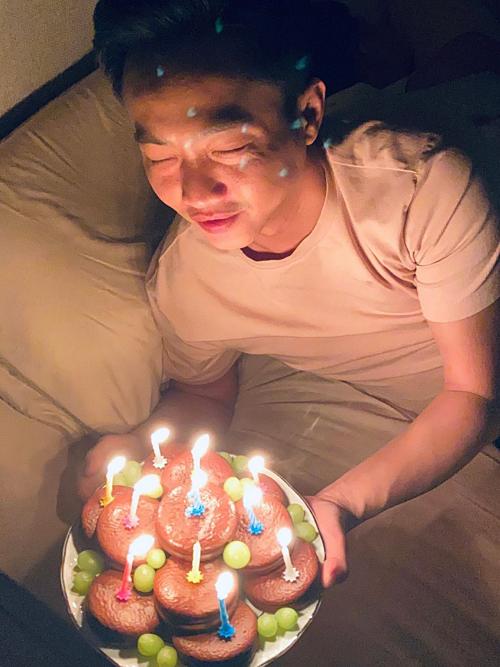 Người đẹp tạo bất ngờ khi tặng bánh sinh nhật cho Quốc Cường lúc nửa đêm. "Chúc mừng sinh nhật tình yêu. Nửa đêm bị vợ dựng đầu dậy", cô tình cảm nói.