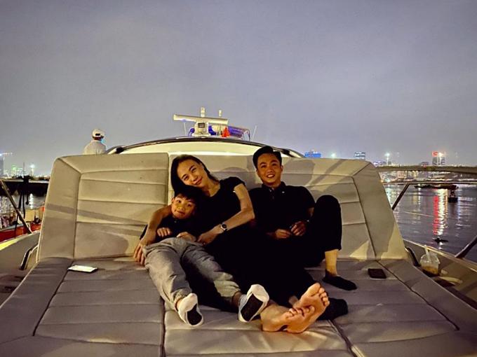 Cả nhà cùng nhau đón năm mới trên du thuyền của "đại gia phố núi".