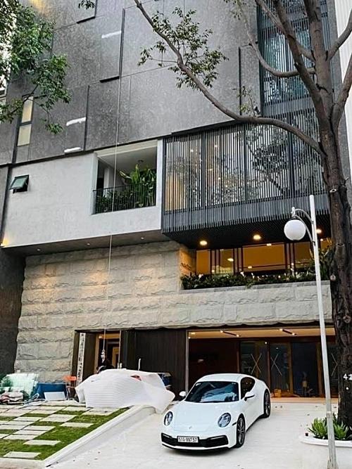 Gần đây, Đàm Thu Trang được chồng tặng biệt thự "khủng". Căn nhà gây ấn tượng với thiết kế hiện đại, sang trọng với cây xanh bao phủ. Đây là nơi cô cùng ông xã xây dựng tổ ấm trong thời gian tới.

(Theo Ngoisao.net)