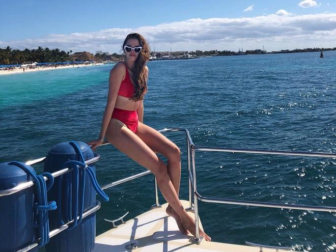 Ngoài tập thể thao, bà mẹ 3 con cũng chăm chỉ dưỡng da để có nhan sắc tươi trẻ. Mỗi sáng thức dậy, cựu người mẫu sẽ thoa serum vitamin C lên mặt để trông rạng rỡ hơn đồng thời chăm tẩy tế bào chết cho da và sử dụng kem chống lão hóa. Bên cạnh đó, gu thời trang trẻ trung, sành điệu cũng giúp cô thêm phần "hack tuổi".